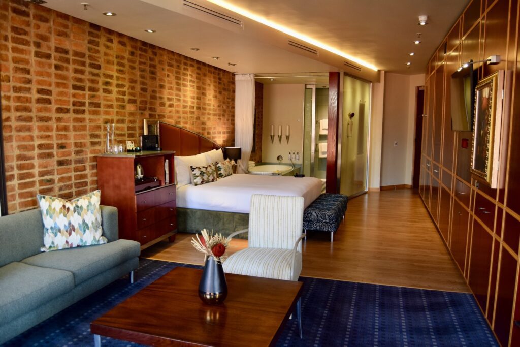 Im Haus, Wand, Inneneinrichtung, Boden, Hotel, Decke, Couch, Kissen, Zimmer, Fußboden, Bett, Leinenstoffe, Studiocouch, Bettsofa, Kaffeetisch, Vase, Hartholz, Bude, Kleines Sofa, Fensterausstattung, Fensterabdeckung, Penthouse, Wohnzimmer, Suite, Sofa, Tisch, Mobiliar, Stuhl