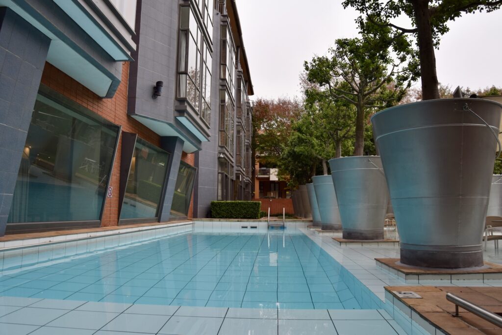 Gebäude, draußen, Himmel, Baum, Schwimmbecken, Pflanze, Immobilie, Pool, Blau, Gelände, Architektur