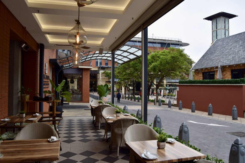 Tisch, Mobiliar, Gebäude, Kaffeetisch, Zimmerpflanze, Blumentopf, draußen, Pflanze, Stuhl, Schattierung, Hinterhof, Hof, Immobilie, Restaurant, Decke, Hotel, Urlaub, Veranda