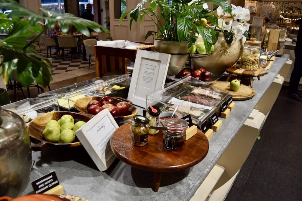 Tisch, Im Haus, Lebensmittelgruppe, Essen, Produkt, Zimmerpflanze, Buffet, Frucht, Boden, Markt