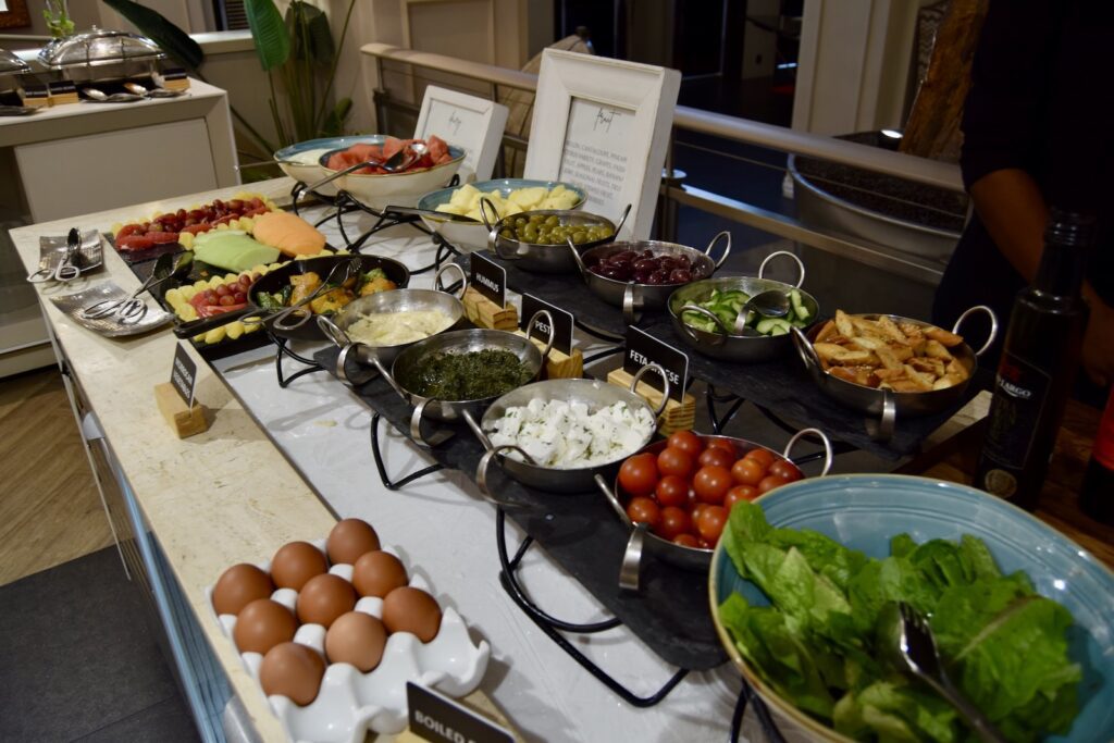 Essen, Mahlzeit, Im Haus, Lebensmittelgruppe, Buffet, Kulinarik, Delikatesse, Kochkunst, Snack, Platte, Mittagessen, Abendessen, Fastfood, Tisch, Brunch, Cicchetti, Küche, Person, Gemüse, Catering