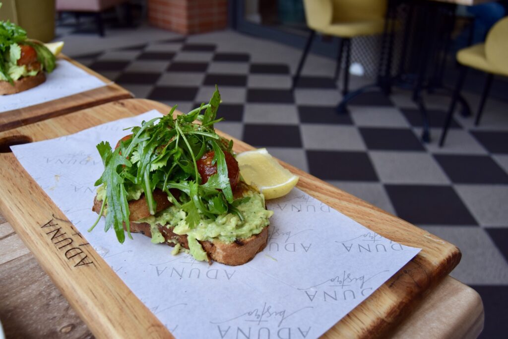 Tisch, Gemüse, Essen, Karte Menü, Mobiliar, Garnitur, Restaurant, Fastfood, Blattgemüse, Mahlzeit, Im Haus, Boden, hölzern, Café