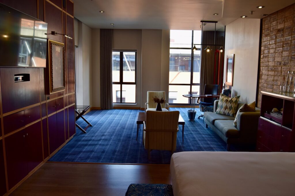 Im Haus, Wand, Inneneinrichtung, Boden, Mobiliar, Fußboden, Möbel, Tür, Zimmer, Fenster, Stuhl, Haus, Decke, Hartholz, Bude, Hotel