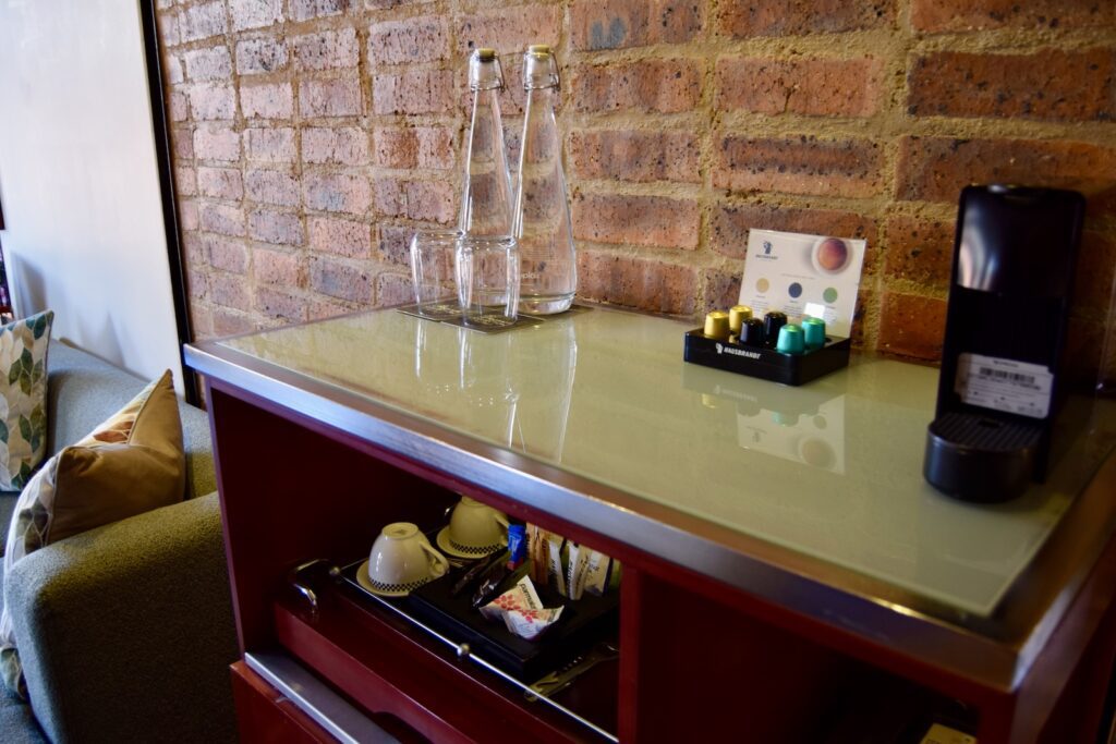 Im Haus, Wand, Flasche, Mobiliar, Vase, Tisch, Wein, Boden