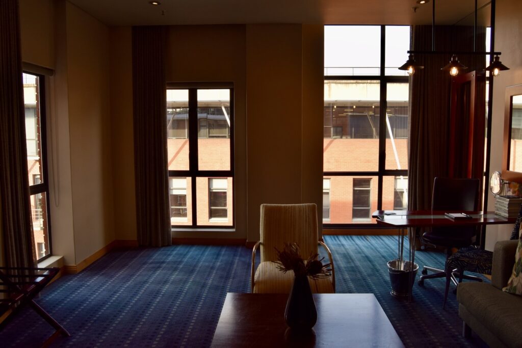 Im Haus, Inneneinrichtung, Fenster, Boden, Wand, Hotel, Mobiliar, Fußboden, Stuhl, Vorhang, Tisch, Fensterausstattung, Fensterabdeckung, Haus, Zimmer, Bude, Decke, Groß