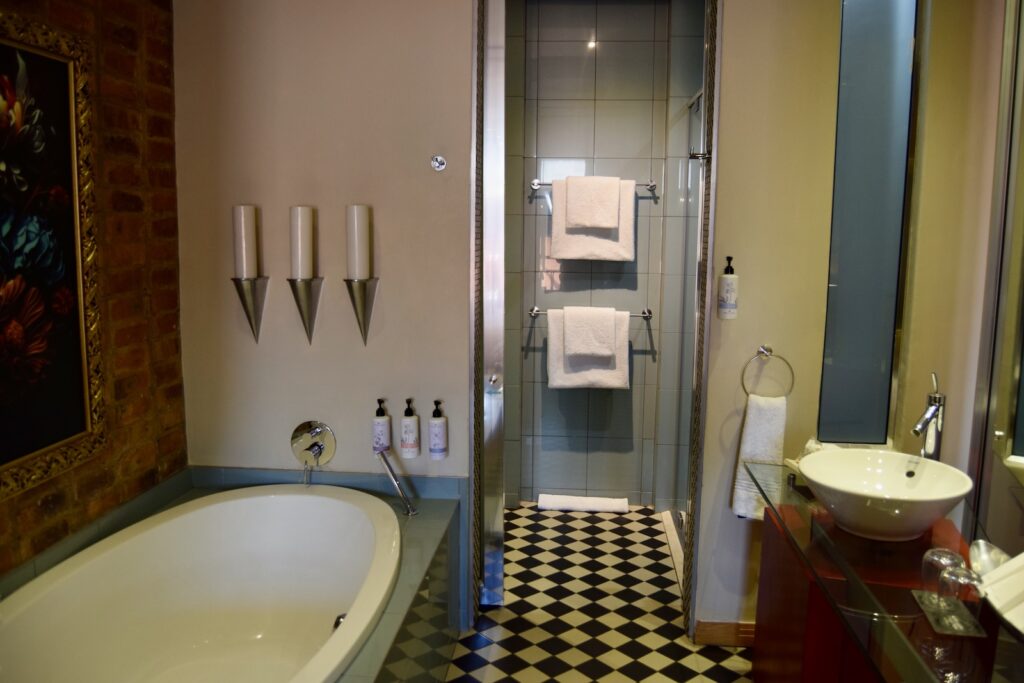 Im Haus, Wand, Installationszubehör, Badezimmerzubehör, Hahn, Wasserleitung, Badewanne, Badezimmer, Waschbecken, Dusche, Hotel, Zimmer, Boden, Spiegel, Kachel