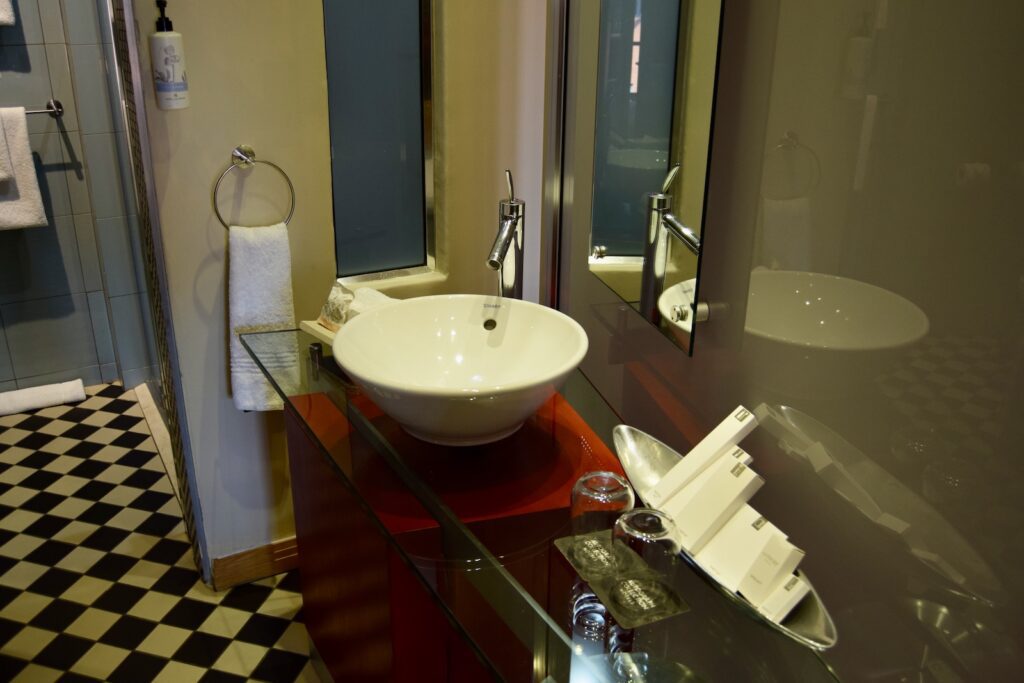 Im Haus, Installationszubehör, Badezimmerzubehör, Hahn, Wand, Kachel, Wasserleitung, Badezimmer, Waschbecken, Arbeitsfläche, Boden, Spiegel, Hotel, Wasserbecken