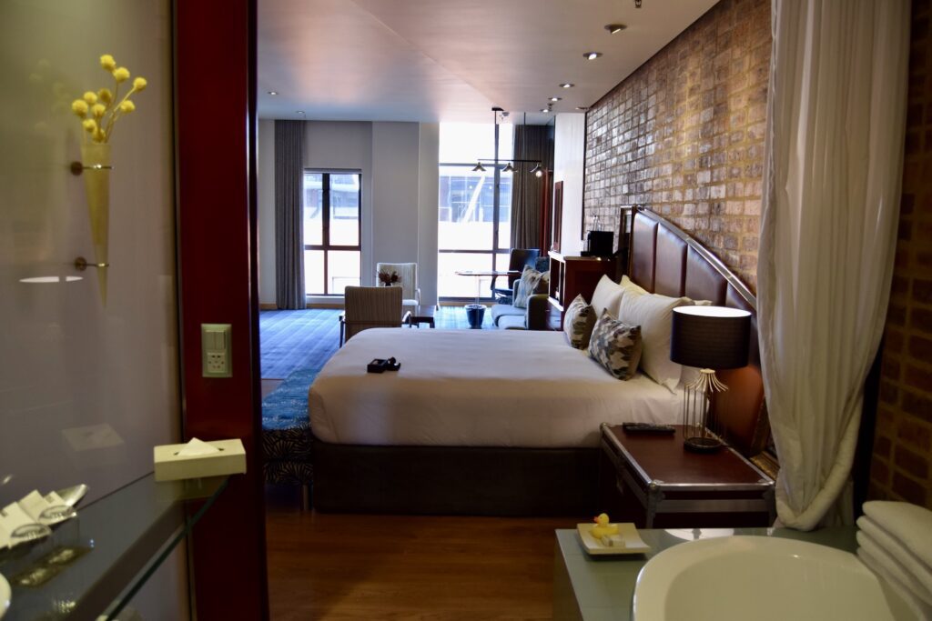 Im Haus, Wand, Bett, Inneneinrichtung, Spiegel, Zimmer, Mobiliar, Leinenstoffe, Kissen, Bettdecke, Bettwäsche, Matratze, Bettbezug, Bettrahmen, Vorhang, Haus, Suite, Fensterausstattung, Tisch, Fenster, Boutique-Hotel, Vase, Schlafzimmer, Boden, Hotel, Decke, Unterkunft, Spa