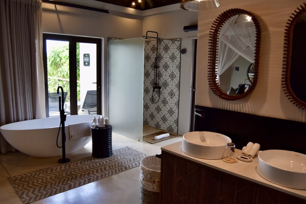 Im Haus, Wand, Inneneinrichtung, Installationszubehör, Fenster, Hahn, Vorhang, Badezimmerzubehör, Kachel, Arbeitsfläche, Wanne, Boden, Hotel, Waschbecken, Decke, Spiegel, Zimmer, Badezimmer, Dusche, Groß, Badewanne