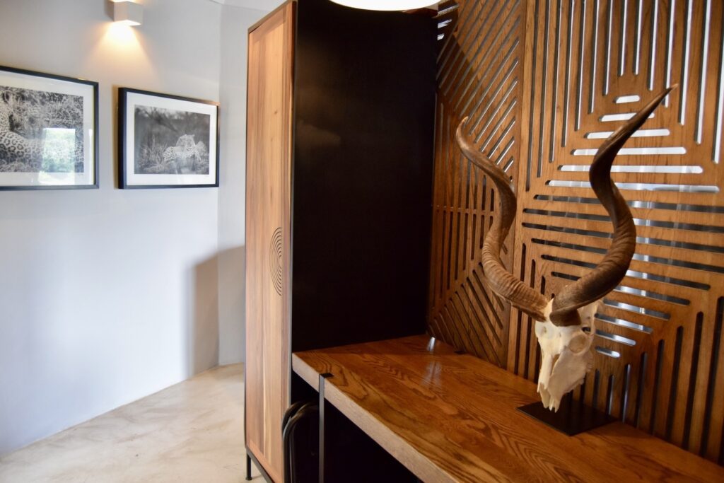 Wand, Im Haus, Inneneinrichtung, Möbel, Zimmer, Mobiliar, Bilderrahmen, Spiegel, Hartholz, Schrank, Waschbecken, Schublade, Sperrholz, Decke, Tisch, hölzern, Boden, Lampe, Kommode, Haus, Holz, Kunst