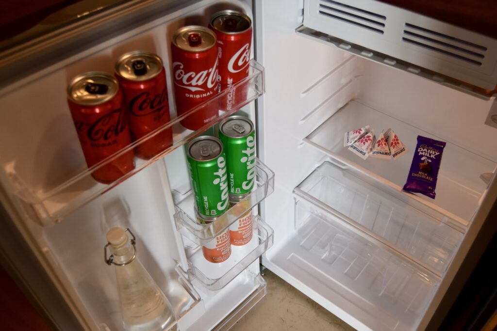 Küchengerät, Gerät, Softdrink, Blechdose, Im Haus, Kohlensäurehaltige Getränke, Haushaltsgerät, Aluminiumdose, Tiefkühler, Flasche, Kühlschrank, Minibar, Drink