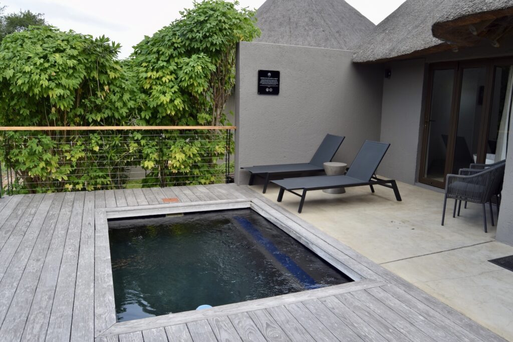 draußen, Gebäude, Schwimmbecken, Veranda, Mobiliar, Eigentum, Haus, Immobilie, Wasser, Himmel, Pflanze, Hinterhof, Deck, Baum, Pool, Urlaubsort, Außenmöbel, Fenster, Gelände, Urlaub, Stuhl