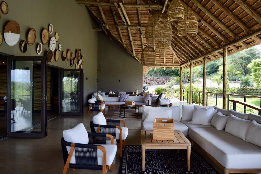 Im Haus, Kaffeetisch, Inneneinrichtung, Decke, Boden, Studiocouch, Couch, Haus, Fenster, Esstisch, Armlehne, Restaurant, Wand, Tisch, Mobiliar, Stuhl, Zimmer, Urlaub, Bereich, Hotel, Café