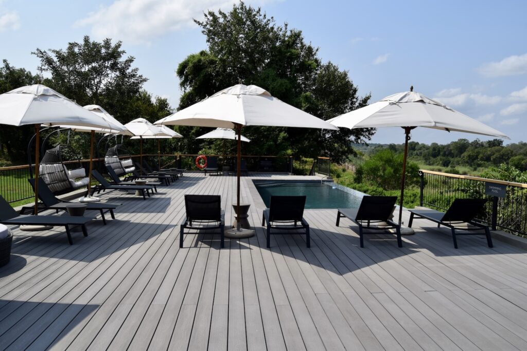 draußen, Himmel, Baum, Schattierung, Mobiliar, Gebäude, Deck, Regenschirm, Sonnenliege, Außentisch, Wolke, Hinterhof, Urlaubsort, Außenmöbel, Tisch, Urlaub, Gelände, Stuhl, Sommer