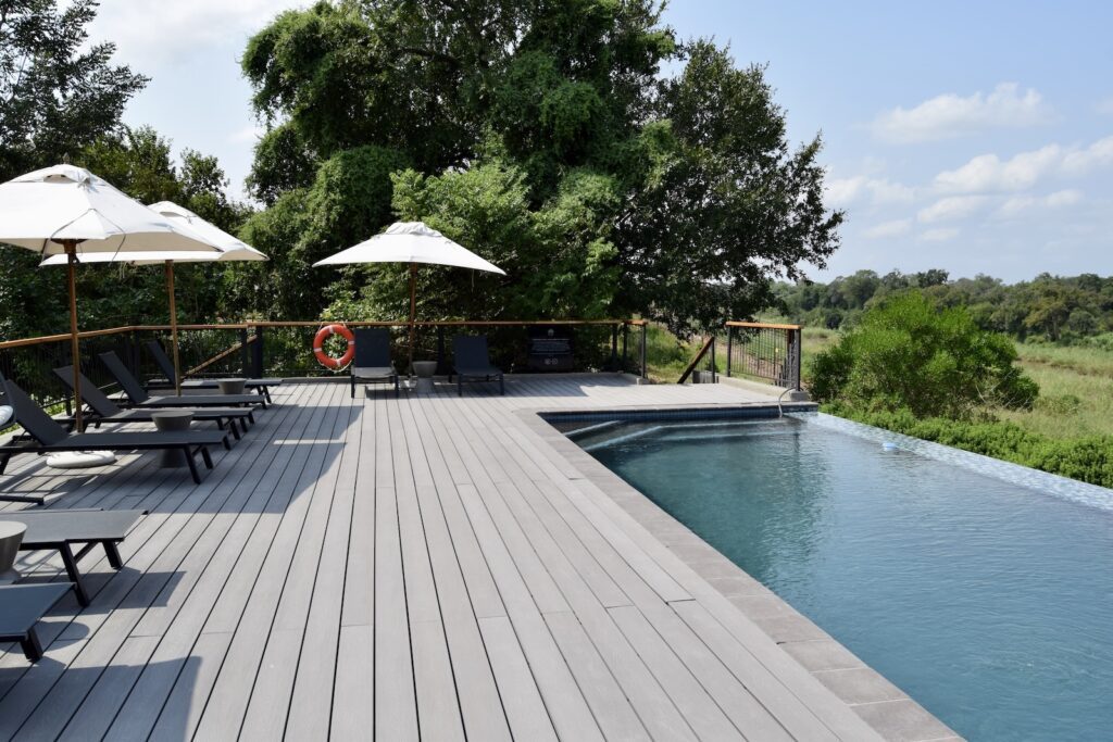 draußen, Himmel, Baum, Gebäude, Schattierung, Pflanze, Mobiliar, Urlaubsort, Schwimmbecken, Sonnenliege, Hinterhof, Tisch, Außenmöbel, Außentisch, Urlaubsstadt, Kurort, Deck, Urlaub, Wasser, Pool, Sommer