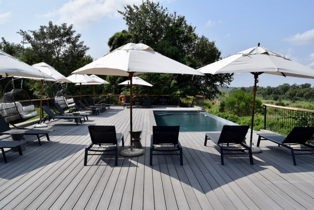 draußen, Himmel, Mobiliar, Schattierung, Regenschirm, Baum, Deck, Außentisch, Hinterhof, Gebäude, Sonnenliege, Außenmöbel, Urlaubsort, Tisch, Kaffeetisch, Gelände, Stuhl, Urlaub, Sommer