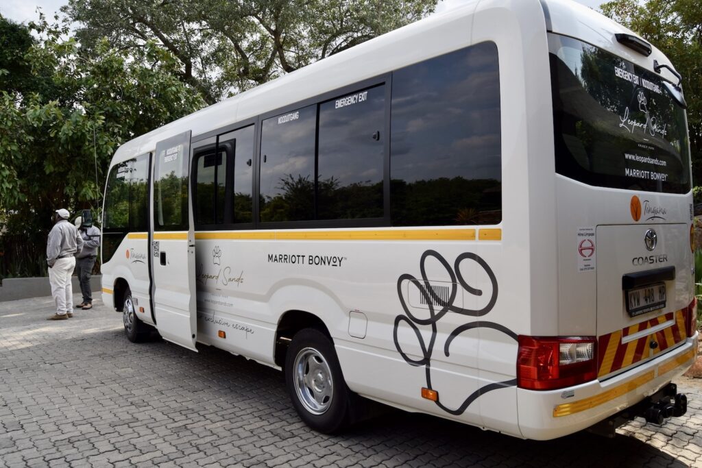 Transport, Fahrzeug, Landfahrzeug, draußen, Verkehrsmittel, Rad, Text, Baum, Straße, Tourbusservice, Nutzfahrzeug, öffentliche Verkehrsmittel, weiß, halten, Bus
