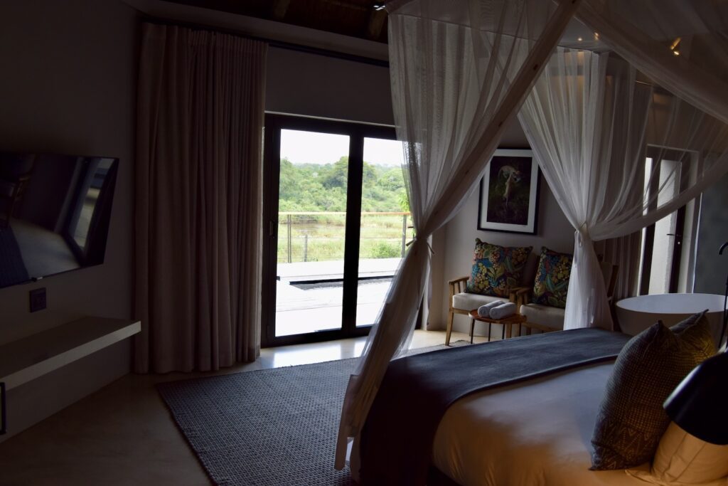 Im Haus, Vorhang, Inneneinrichtung, Kissen, Fensterausstattung, Wand, Bettwäsche, Leinenstoffe, Fenster, Matratze, Bettdecke, Fensterabdeckung, Mobiliar, Bettbezug, Bettrahmen, Suite, Haus, Boutique-Hotel, Nachttisch, Lampenschirm, Himmelbett, Boden, Hotel, Zimmer, Bett, Schlafzimmer, Decke