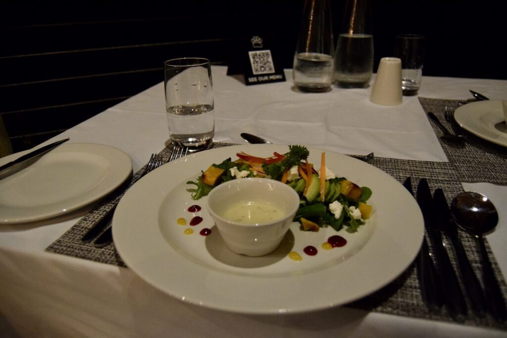 Geschirr, Serviergeschirr, Platte, Essen, Tafelsilber, Porzellan, Küchenutensil, Mahlzeit, Gabel, Unterteller, Im Haus, Service, Kulinarik, Küchenutensilien, Tischtuch, Trinkgefäß, Brunch, Teller, Keramik, Löffel, Serviette, Schüssel, Abendessen, Mahl, Tafelmesser, weiß, Tisch, Restaurant, Esstisch