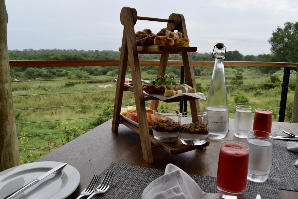 Geschirr, draußen, Himmel, Saft, Trinkgefäß, Drink, Gras, Picknick, Tisch, Essen, Sitzen, hölzern