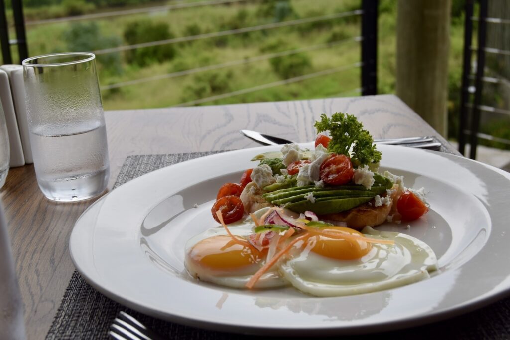 Essen, Platte, Geschirr, Tisch, Mahlzeit, Kulinarik, Brunch, Teller, Garnitur, À-la-carte-Gerichte, Kochkunst, Gabel, Serviergeschirr, Zutaten, Gemüse, Cicchetti, Frühstück, Restaurant, weiß, Tafelsilber, Küchenutensil, Sitzen, Im Haus, draußen, Tomate