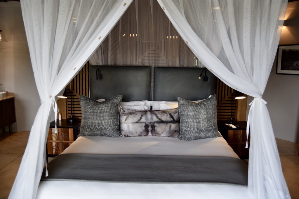 Im Haus, Inneneinrichtung, Wand, Mobiliar, Leinenstoffe, Kissen, Vorhang, Fensterausstattung, Bettwäsche, Boden, Textil, Bettdecke, Matratze, Bettbezug, Bettrahmen, Zimmer, Schlafzimmer, Decke, Bett, Hotel