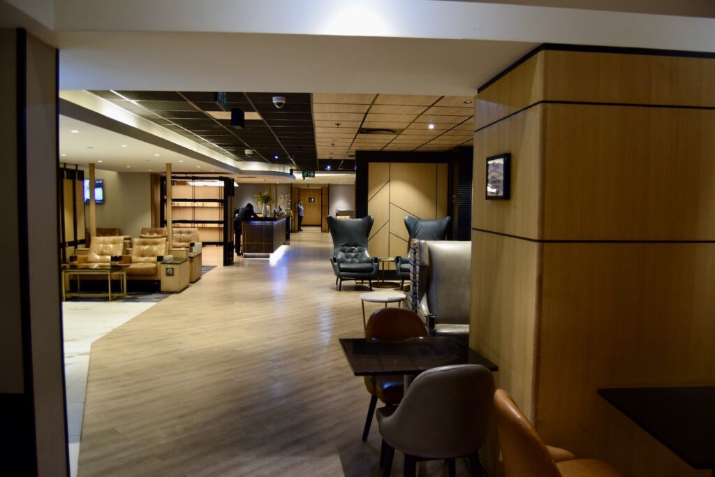 Mobiliar, Im Haus, Decke, Boden, Tisch, Inneneinrichtung, Wand, Fußboden, Bürogebäude, Empfangshalle, Zimmer, Stuhl, Büro, Bibliothek, Hotel