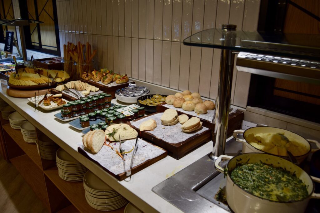 Im Haus, Essen, Buffet, Mahlzeit, Snack, Fastfood, Wand, Kulinarik, Tisch, Delikatesse, Kochkunst, Bäckerei, Cicchetti, Konditorware, Geschirr, Backwaren, Küche