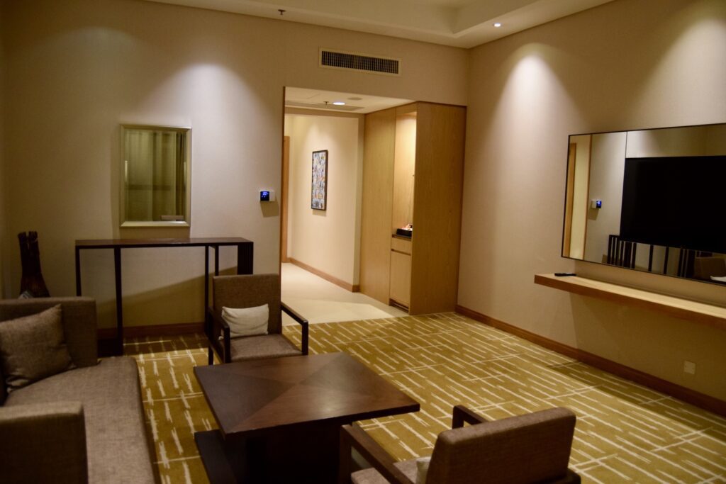 Im Haus, Wand, Inneneinrichtung, Boden, Decke, Fußboden, Kaffeetisch, Couch, Eigentum, Bude, Studiocouch, Zimmer, Tisch, Fernsehen, Hotel, Groß, Stuhl, Mobiliar