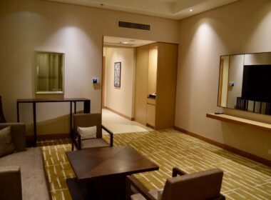 Im Haus, Wand, Inneneinrichtung, Boden, Decke, Fußboden, Kaffeetisch, Couch, Eigentum, Bude, Studiocouch, Zimmer, Tisch, Fernsehen, Hotel, Groß, Stuhl, Mobiliar