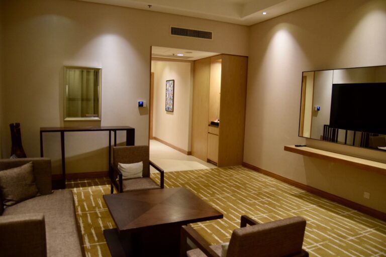 Im Haus, Wand, Inneneinrichtung, Boden, Decke, Fußboden, Kaffeetisch, Couch, Eigentum, Bude, Studiocouch, Zimmer, Tisch, Fernsehen, Hotel, Groß, Stuhl, Mobiliar