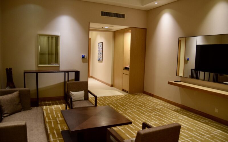 Im Haus, Wand, Inneneinrichtung, Boden, Decke, Fußboden, Kaffeetisch, Couch, Eigentum, Bude, Studiocouch, Zimmer, Tisch, Fernsehen, Hotel, Groß, Stuhl, Mobiliar