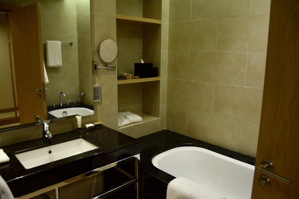 Im Haus, Wand, Installationszubehör, Badezimmerzubehör, Hahn, Wasserleitung, Badezimmer, Kachel, Waschbecken, Arbeitsfläche, Dusche, Badewanne, Hotel, Badezimmerschrank, Möbel, Inneneinrichtung, Zimmer, Spiegel, Boden, Toilette