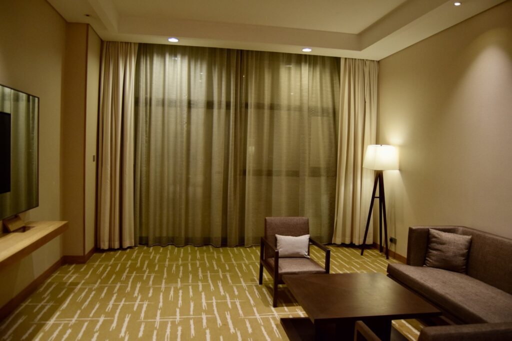 Im Haus, Wand, Inneneinrichtung, Mobiliar, Boden, Fensterausstattung, Tisch, Bett, Decke, Fensterabdeckung, Fußboden, Stuhl, Leinenstoffe, Fenster, Zimmer, Hotel, Groß, Vorhang