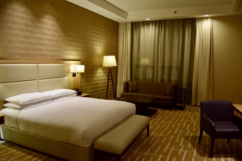 Im Haus, Wand, Mobiliar, Inneneinrichtung, Bett, Boden, Kissen, Vorhang, Bettwäsche, Leinenstoffe, Matratze, Bettrahmen, Suite, Bettdecke, Bettbezug, Zimmer, Nachttisch, Boutique-Hotel, Fensterausstattung, Hotel, Lampenschirm, Fußboden, Fensterabdeckung, Schlafzimmer, Sofa, Decke, Stuhl