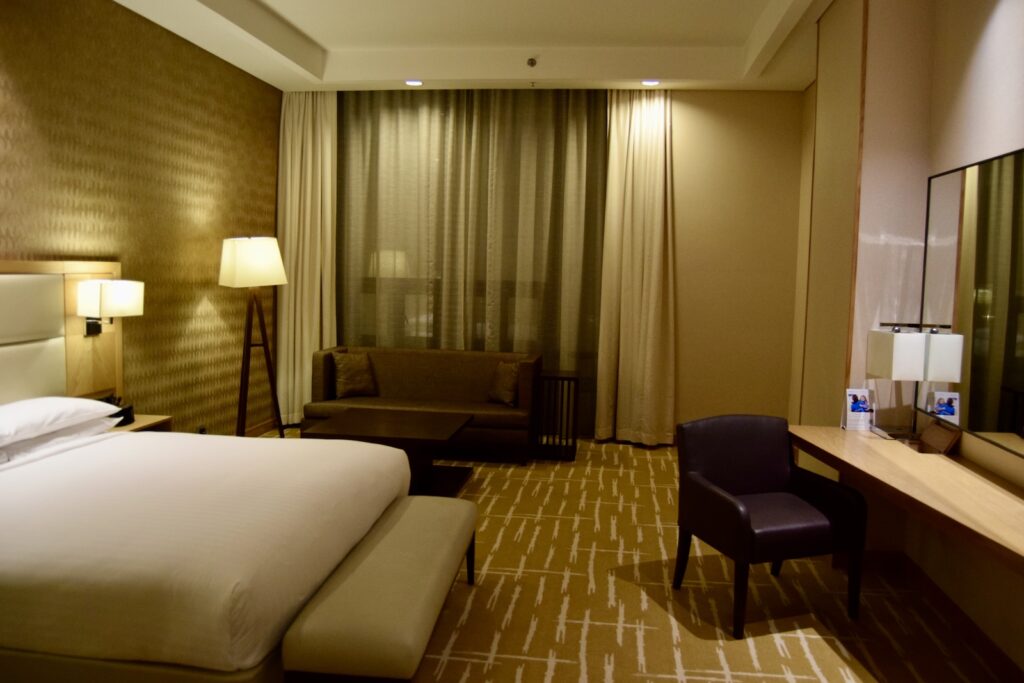 Im Haus, Wand, Inneneinrichtung, Bett, Mobiliar, Zimmer, Szene, Boden, Vorhang, Kissen, Bettwäsche, Hotel, Matratze, Leinenstoffe, Suite, Bettdecke, Bettrahmen, Bettbezug, Schlafzimmer, Boutique-Hotel, Fensterausstattung, Lampenschirm, Nachttisch, Spiegel, Fußboden, Fensterabdeckung, Lampe, Decke, Urlaub, Unterkunft