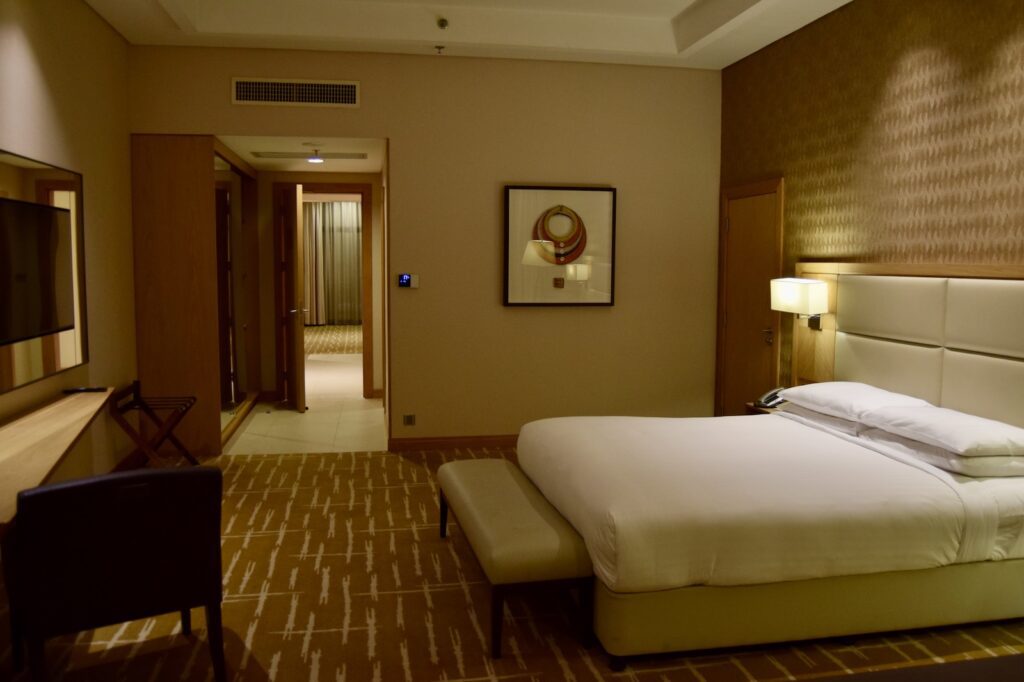 Im Haus, Wand, Inneneinrichtung, Bett, Mobiliar, Kissen, Zimmer, Boden, Bettwäsche, Matratze, Leinenstoffe, Bettrahmen, Bettdecke, Suite, Bettbezug, Boutique-Hotel, Decke, Nachttisch, Lampenschirm, Fußboden, Schlafzimmer, Fensterausstattung, Vorhang, Hotel, Sofa