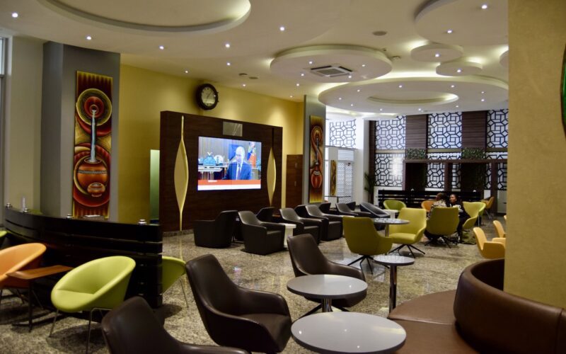 Im Haus, Inneneinrichtung, Decke, Tisch, Wand, Kaffeetisch, Zimmer, Boden, Couch, Hotel, Studiocouch, Warteraum, Empfangshalle, Armlehne, Wohnzimmer, Deckenleuchte, Bettsofa, Kleines Sofa, Stuhl, Fernsehen, Mobiliar