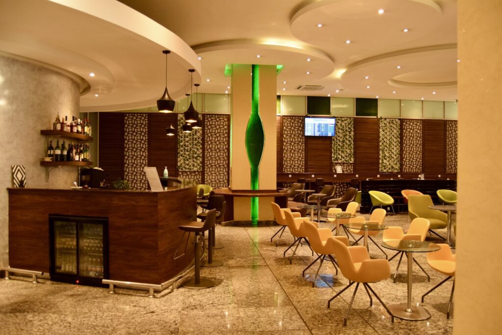 Im Haus, Mobiliar, Wand, Decke, Boden, Inneneinrichtung, Kaffeetisch, Esstisch, Möbel, Restaurant, Zimmer, Tisch, Stuhl, Bar