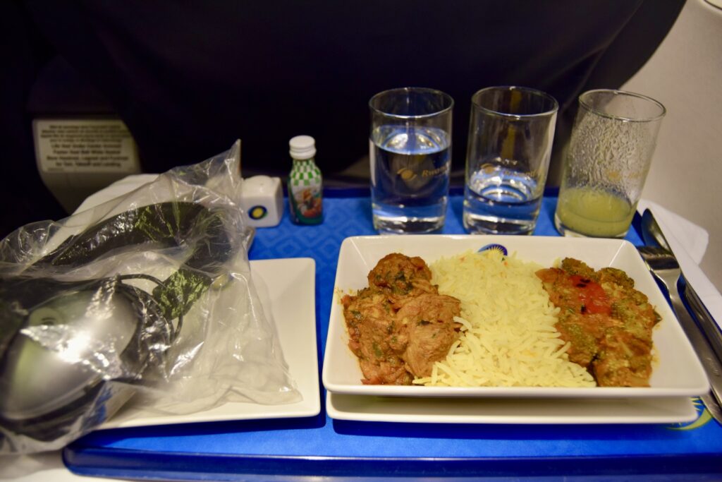 Essen, Geschirr, Kochkunst, Platte, Tisch, Teller, Im Haus, Abendessen, Mittagessen, Beilage, Snack, Reis, Mahl, Blau, Mahlzeit, Tablett, Drink