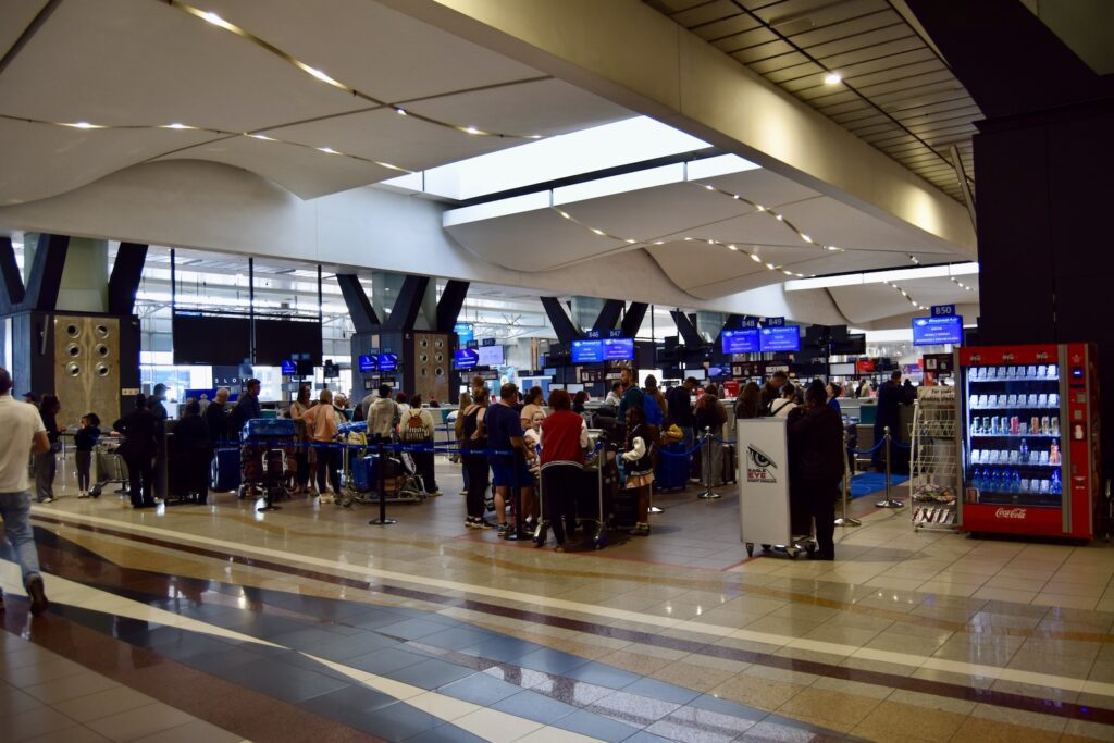 Decke, Im Haus, Einkaufszentrum, Flughafen, Dienstleistung, Person, Menschen, Boden, Gepäckabholung, wartend