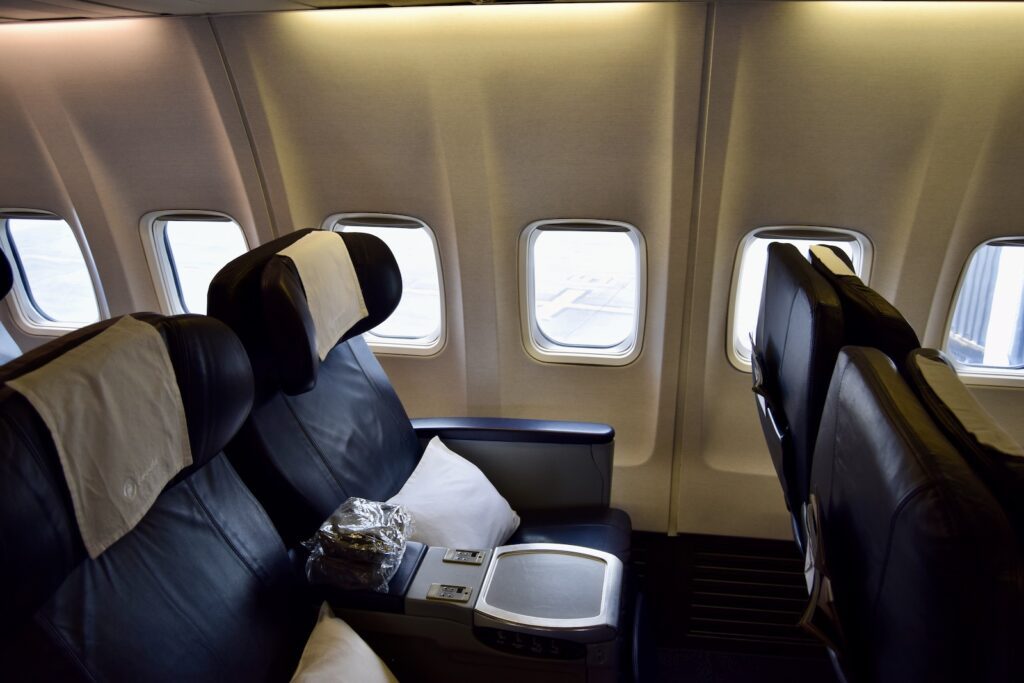 Fahrzeug, Passagier, Flugzeugkabine, Im Haus, Kopfstütze, Fenster