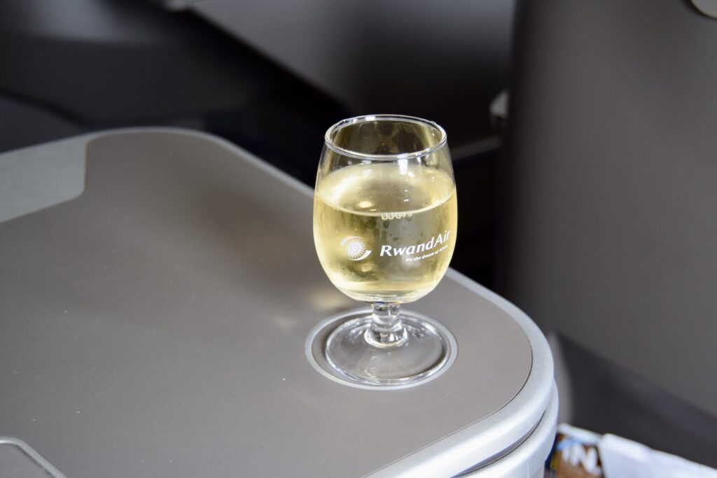 Drink, Weinglas, Geschirr, Barzubehör, Stielglas, Trinkgefäß, Behälter, Champagnerstielgläser, Tisch, Wein, Sitzen, Glas, Im Haus