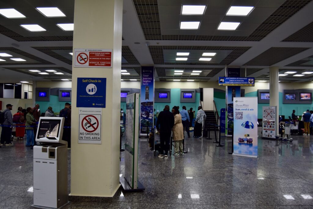 Text, Im Haus, Check-In, Decke, Flughafen, Menschen, Boden, Person, stehend