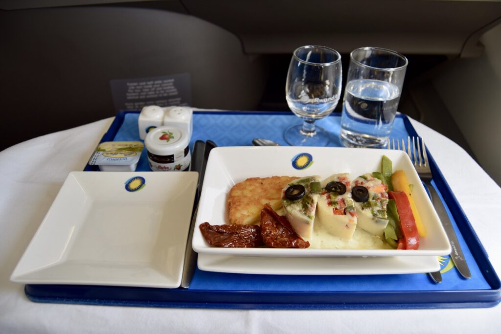 Essen, Geschirr, Mahlzeit, Platte, Tisch, Kochkunst, Teller, Fastfood, Im Haus, Drink, Brunch, Abendessen, Kulinarik, Gabel, À-la-carte-Gerichte, Salat, weiß, Sitzen, Blau, Tablett, Frühstück, Mittagessen