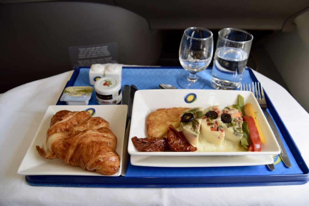 Essen, Mahlzeit, Platte, Geschirr, Teller, Tisch, Kochkunst, Fastfood, Im Haus, Brunch, Snack, Backwaren, Mittagessen, Drink, Brot, Abendessen, Frühstück, weiß, Sitzen, Croissant, Tablett, Blau
