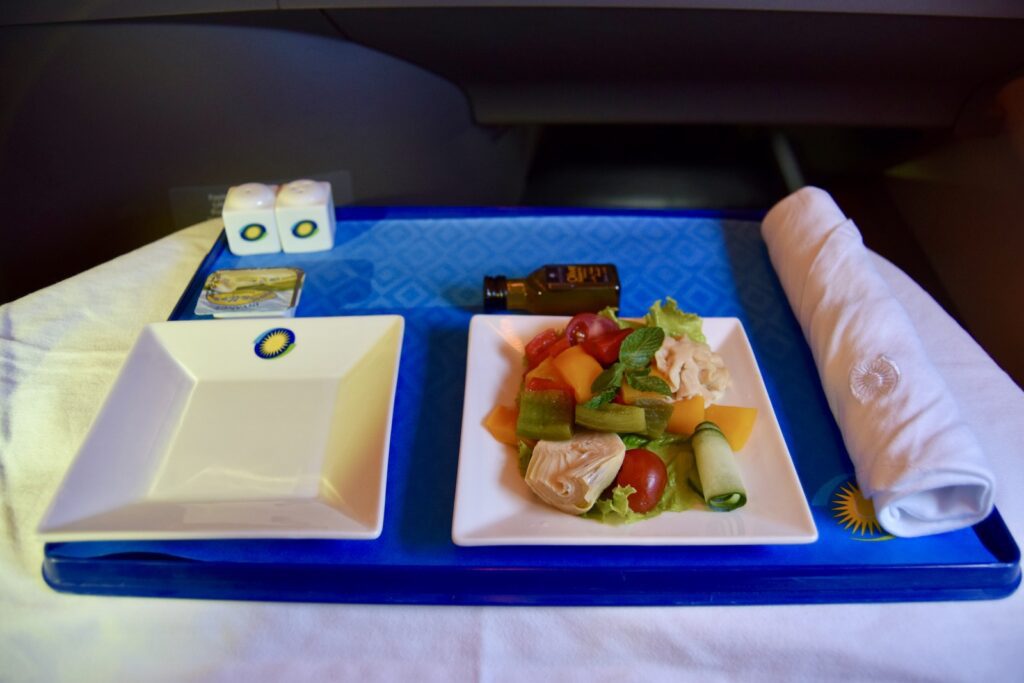 Essen, Im Haus, Mahlzeit, Kochkunst, Platte, Tisch, Fastfood, Gemüse, Garnitur, Teller, Abendessen, Kulinarik, Blau, Tablett, Mittagessen, Plastik