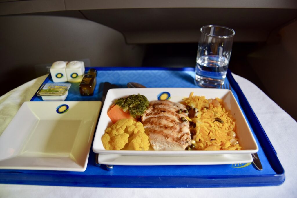 Essen, Mahlzeit, Platte, Kochkunst, Geschirr, Tisch, Mittagessen, Im Haus, Abendessen, Okazu, Brunch, Drink, Fertiggericht, Essen zum Mitnehmen, Beilage, Blau, Reis, Mahl, Tablett, Teller