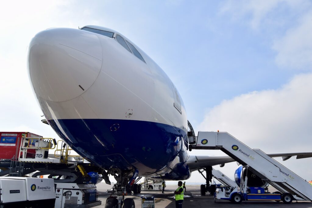 Platane Flugzeug Hobel, Himmel, Transport, Flugzeug, Fahrzeug, draußen, Verkehrsflugzeug, Flugreise, Airline, Dienstleistung, Luftfahrttechnik, Flughafen, Düsentriebwerk, Flugzeugtriebwerk, Flugplatzvorfeld, Düsenflugzeug, Luftfahrt, Groß, airbus, halten, Asphalt, Jet, Runway, Gelände