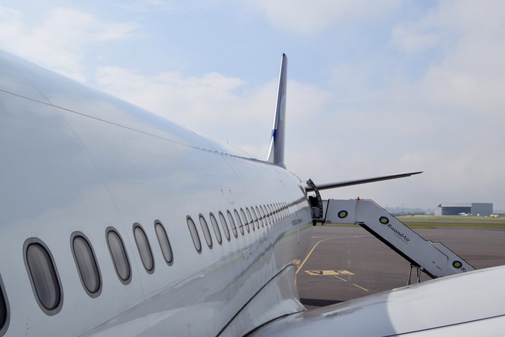 Platane Flugzeug Hobel, Himmel, draußen, Flugreise, Airline, Verkehrsflugzeug, Fahrzeug, Wolke, Luftfahrt, Luftfahrttechnik, Flughafen, Landeklappe, Luftfahrthersteller, Düsenflugzeug, Flügel, Flugzeugtriebwerk, Allgemeine Luftfahrt, Schmalrumpfflugzeug, Turbine, Düsentriebwerk, Flugplatzvorfeld, Runway, Flugzeug, halten, Asphalt, Gelände, Jet, airbus